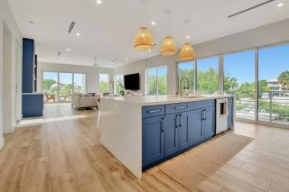 Keys Casa - Elegant Waterfront Retreat, Sleeps 16, Elevator, Private Dock, Putt-Putt - 2