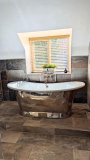 Rural cottage with wood fired hot tub - - 1