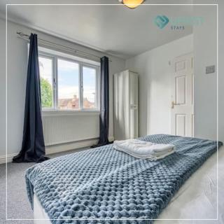 Elegant 8-BR Home - Near Sherwood, City Hospital & Nottingham City Centre - Garden - Sleeps 16 - 8