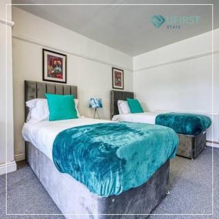 Spacious 8-BR House - Near Sherwood, City Hospital & Nottingham City Centre - Garden - Sleeps 16 - 2