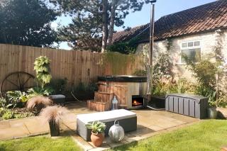 Rural cottage with wood fired hot tub - - 9