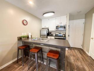Inn Building Condo 102 Updated Ground Level - 7