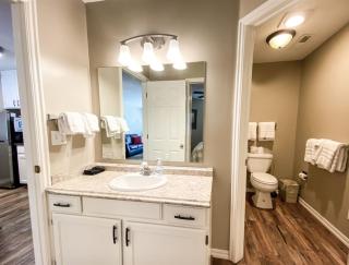 Inn Building Condo 102 Updated Ground Level - Garden City - 4