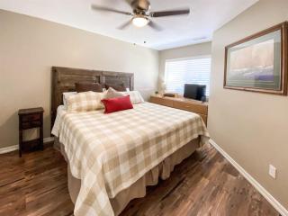 Inn Building Condo 102 Updated Ground Level - Garden City - 5