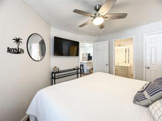 Inn Building Condo 112, updated beautiful condo - Garden City - 3