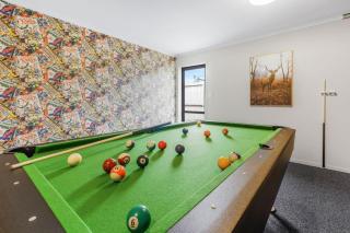 Pool-Table, Projector, Fooseball -By KOSH BNB - Hamilton - 1