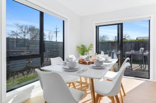 Luxury, Modern with King Bed and Views- By KOSH BNB - 4