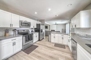 Stunning Home with Pool Very Spacious Upgrades - Las Vegas - 5