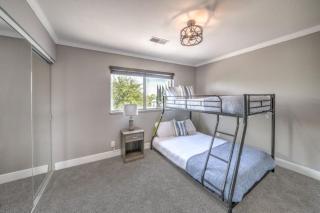 Stunning Home with Pool Very Spacious Upgrades - Las Vegas - 2
