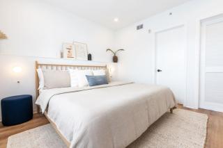Cozy Beachside Stay with King Bed and Modern Comforts - Miami Beach - 9