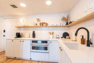 Cozy Beachside Stay with King Bed and Modern Comforts - 7