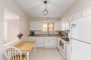 Relaxing 2BR plus Den Golf Retreat with Backyard and BBQ - Sun City - 7