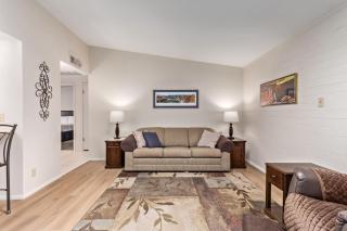 Relaxing 2BR plus Den Golf Retreat with Backyard and BBQ - Sun City - 4
