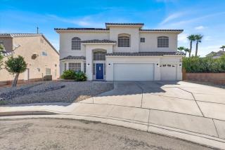 Sunny 5BR 4.5 Bath Las Vegas Retreat with Pool - Las Vegas - 9