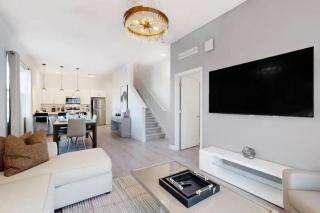 Spacious 5BR and 4BA Oasis with Pool - 15 Min to Disney - 4