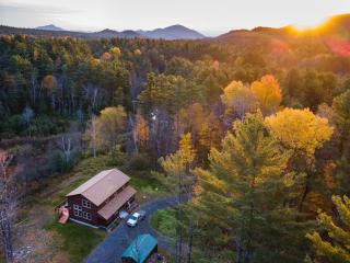 Newly-built mountain lodge with hot tub and 87 acres - 0
