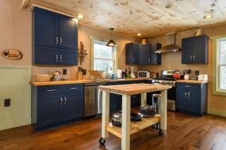 Newly-built mountain lodge with hot tub and 87 acres - Elizabethtown - 2