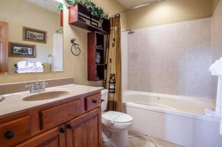 2BR Village At Indian Point 1806 near SDC - Free Tickets Daily $500 - Branson - 5