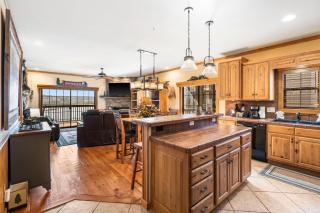 2BR Village At Indian Point 1608 near SDC - Free Tickets Daily up to $500 - Branson - 0