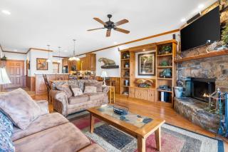 2BR Village At Indian Point 1607 near SDC - Free Tickets Daily up to $500 - Branson - 0