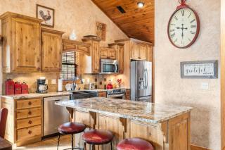 2BR Village At Indian Point 1512 near SDC - Free Tickets Daily up to $500 - Branson - 0