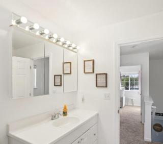 Newly Luxury Dream Home With 4 Bedroom 2 Full Bath, Full Body Massage Chair, 65Inch TV, Nice Deck, Fenced Backyard, Private Gym - Madison Heights - 9