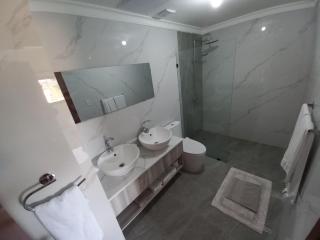 New Spacious & Bright 2BR & 2BA, Pool & Beach Shuttle, WIFI & AC Gold Reef 209 - 3
