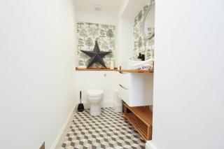 Little Gem in the Forest of Dean! Hot tub, Private garden, Dog Friendly, Smart TVs and Beautiful Historic Village Location! - Saint Briavels - 2