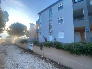 Adria apartments with swimming pool - Vir - 8