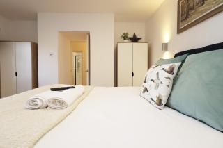 Little Gem in the Forest of Dean! Hot tub, Private garden, Dog Friendly, Smart TVs and Beautiful Historic Village Location! - Saint Briavels - 1