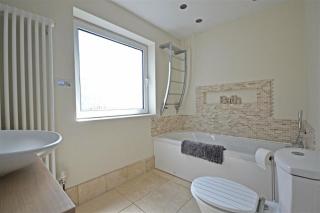 Modern home in historic market town near airport - 3