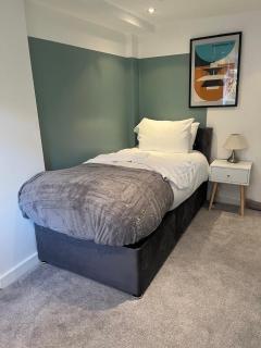 Contractors, Sleeps 8, 5 Bed, Driveway, Wi-Fi - Birmingham - 0