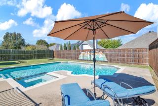 Ark House, Cozy Family Retreat With Heated Pool - Frisco - 0