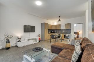 PLUTON - Cozy Central Terrace - 7