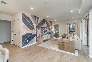 Hyve -Tropical Peach -Walk to Broadway - Pool&Gym! - 1