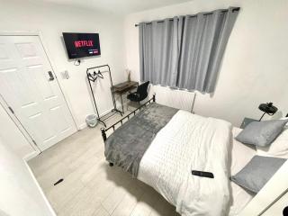 4B4B Entire House Sleeps 11 Driveway Parking near Coventry University and City Centre - Coventry - 1