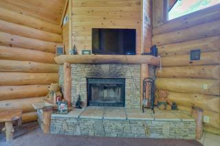 Gatlinburg Cabin with Deck about 11 Miles to Downtown - Gatlinburg - 4