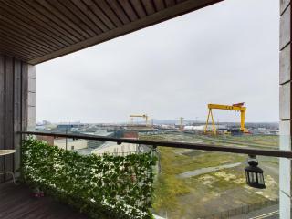 Free Parking Spacious 3 Bedroom Apartment - 1