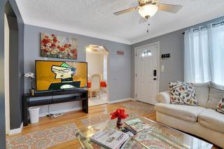 Super Cute & Cool Home with 65Inch TV 2Baths 4 Bedrooms 2King Beds BBQ Grill Fenced Backyard - 8