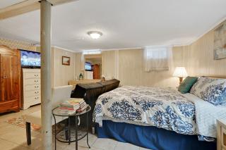 Super Cute & Cool Home with 65Inch TV 2Baths 4 Bedrooms 2King Beds BBQ Grill Fenced Backyard - 7