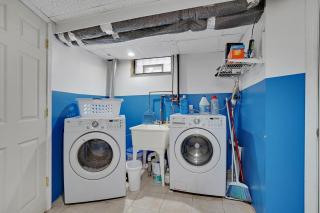 Super Cute & Cool Home with 65Inch TV 2Baths 4 Bedrooms 2King Beds BBQ Grill Fenced Backyard - 6