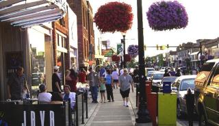 Super Cute & Cool Home with 65Inch TV 2Baths 4 Bedrooms 2King Beds BBQ Grill Fenced Backyard - 2