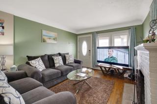 Super Cute & Great Home With 4 Beds King Bed 65Inch TV Fenced Backyard New Appliances BBQ Grill Porch Outdoor Furniture - 0