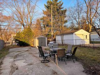 Super Cute & Great Home With 4 Beds King Bed 65Inch TV Fenced Backyard New Appliances BBQ Grill Porch Outdoor Furniture - 6