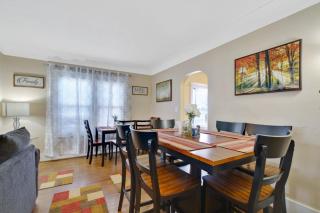 Super Cute & Great Home With 4 Beds King Bed 65Inch TV Fenced Backyard New Appliances BBQ Grill Porch Outdoor Furniture - 3