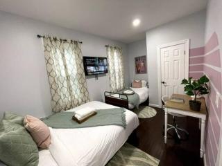 W3S - Large 7br 3bath - Sleeps 20 - 3 Living rooms - Yard and Deck - 7