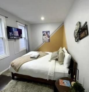 W3S - Large 7br 3bath - Sleeps 20 - 3 Living rooms - Yard and Deck - 2