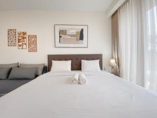 Signature Studio Apartment with Jacuzzi at Art Deco By Travelio - 5