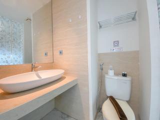 Signature Studio Apartment with Jacuzzi at Art Deco By Travelio - 7