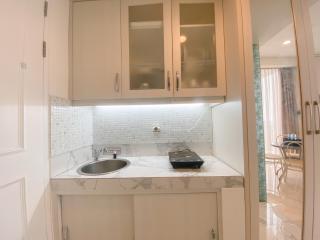 Signature Studio Apartment with Jacuzzi at Art Deco By Travelio - 4